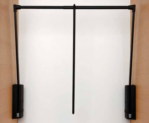 Product foto van een zwarte kledijlift uit de boetiek van Maatkasten Online.