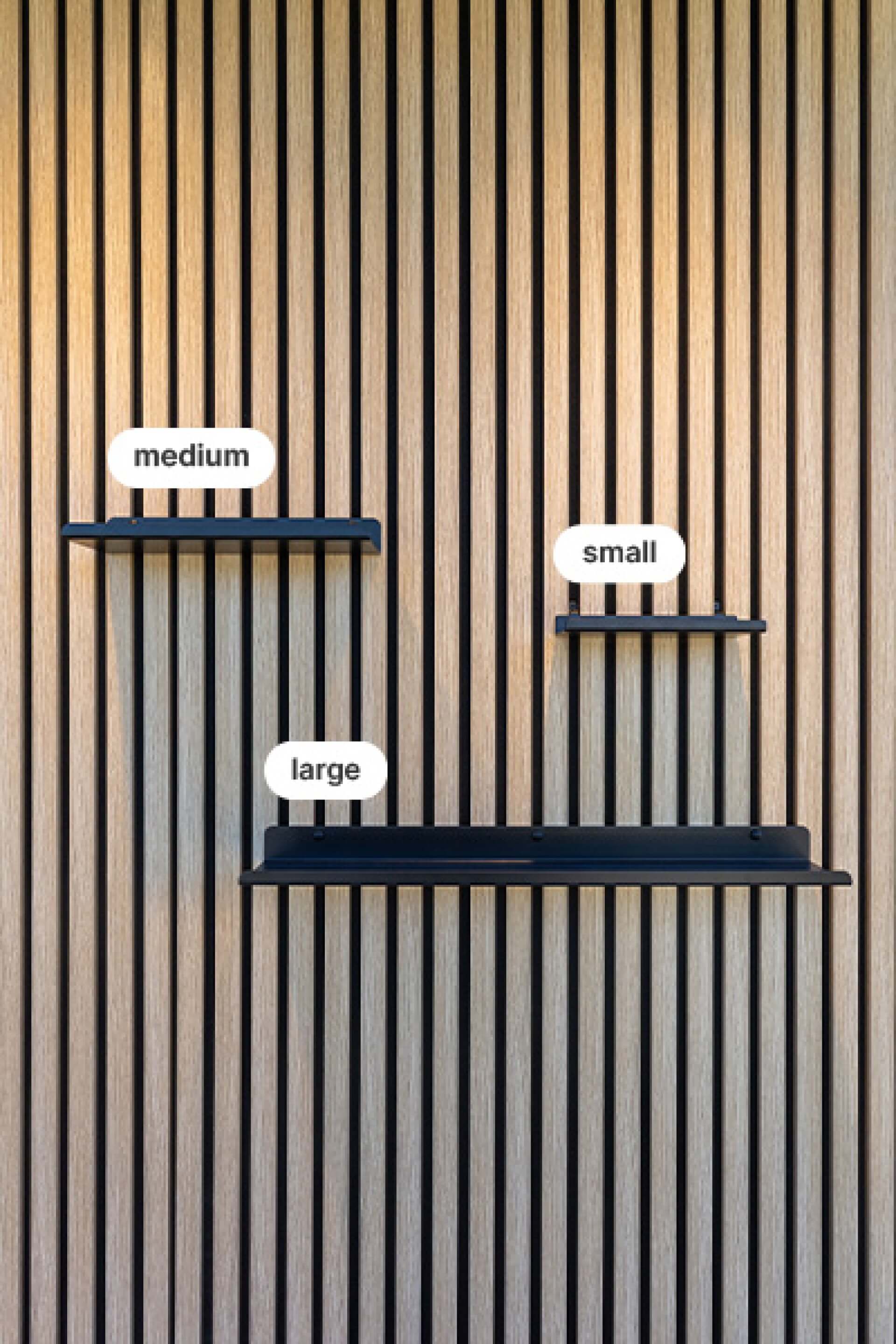 Vooraanzicht small, medium en large wandplanken op akoestische wandpanelen. Verkrijgbaar in de Maatkasten Online boetiek.