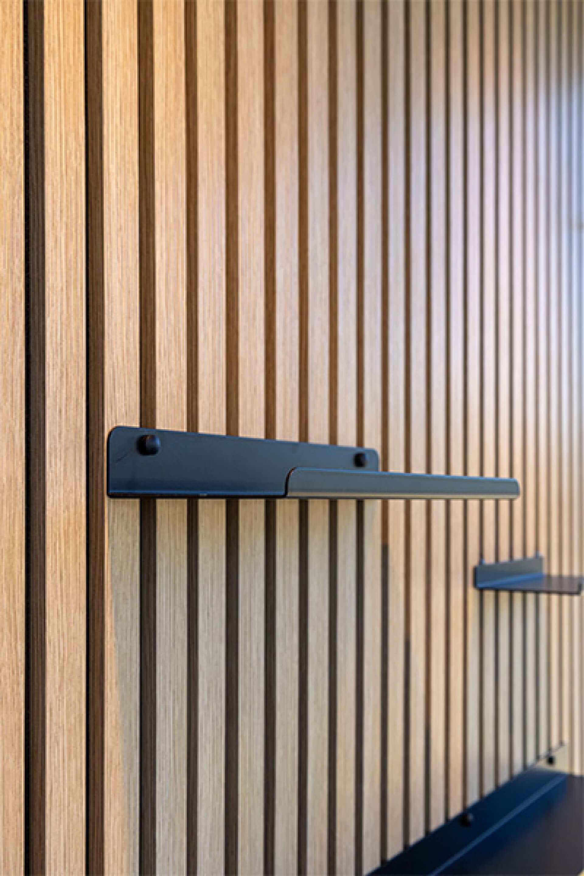 Zijaanzicht van een medium wandplank op akoestische wandpanelen. Verkrijgbaar in de Maatkasten Online boetiek.