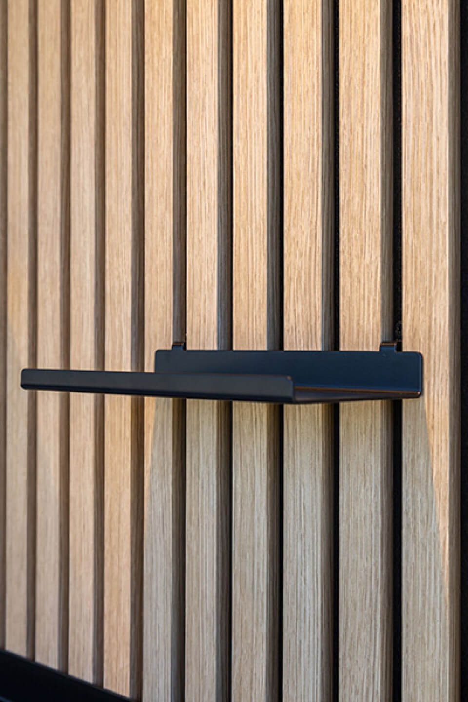 Rechter zijaanzicht van een small wandplank op akoestische wandpanelen. Verkrijgbaar in de Maatkasten Online boetiek.