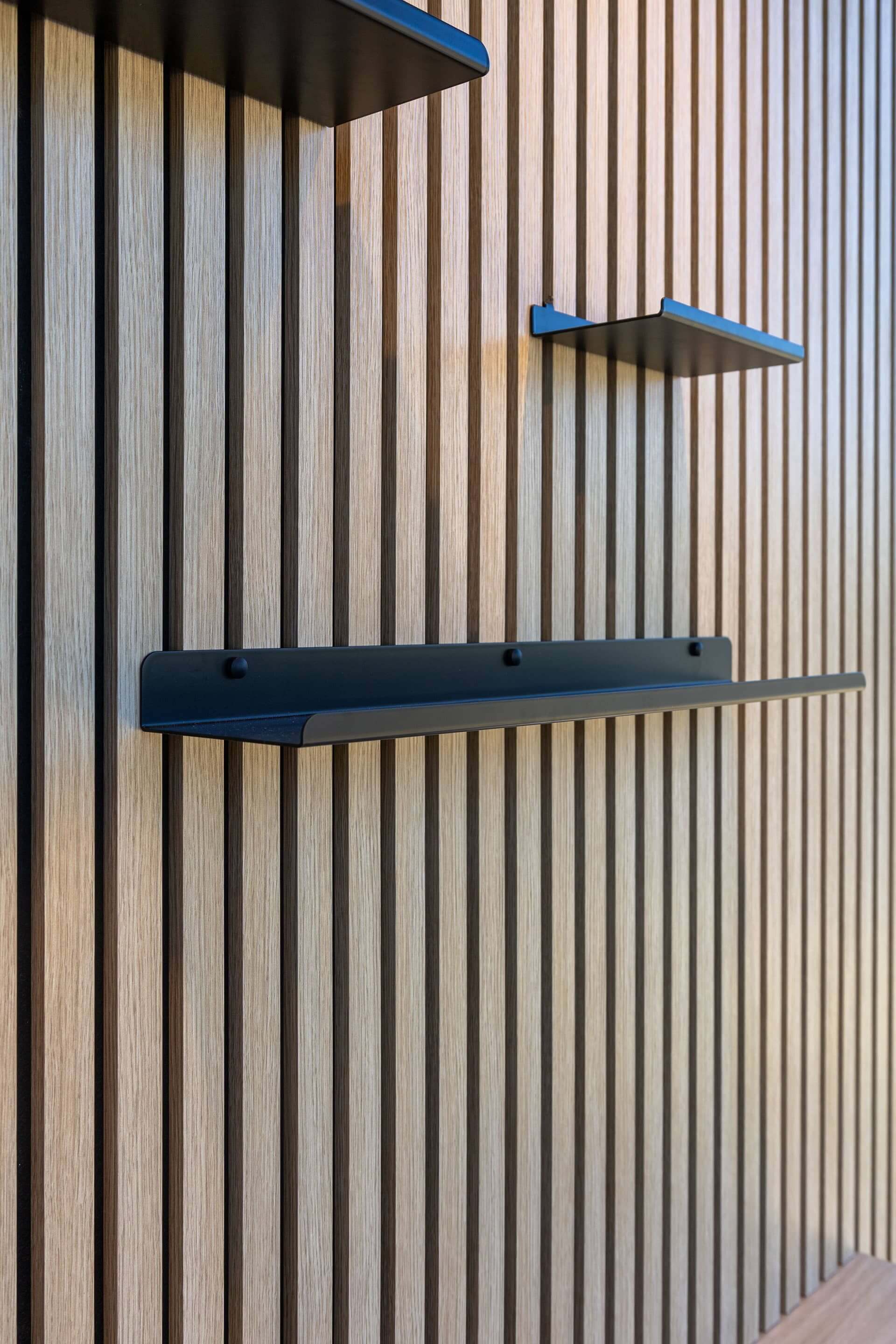 Zijaanzicht wandplank large op akoestische wandpanelen. Beschikbaar in de Maatkasten Online boetiek.