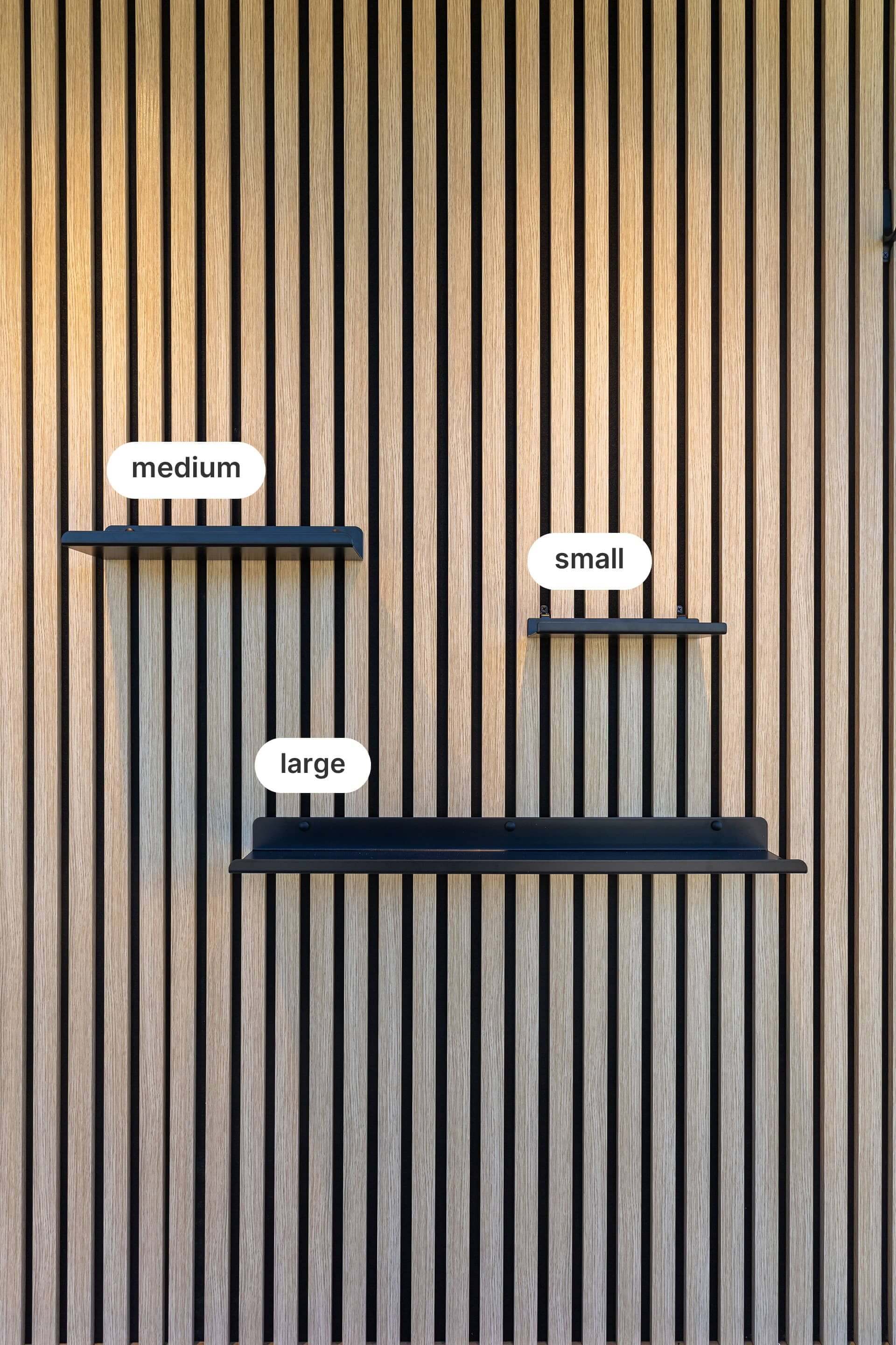 Vooraanzicht small, medium en large wandplanken op akoestische panelen. Verkrijgbaar in de Maatkasten Online boetiek.