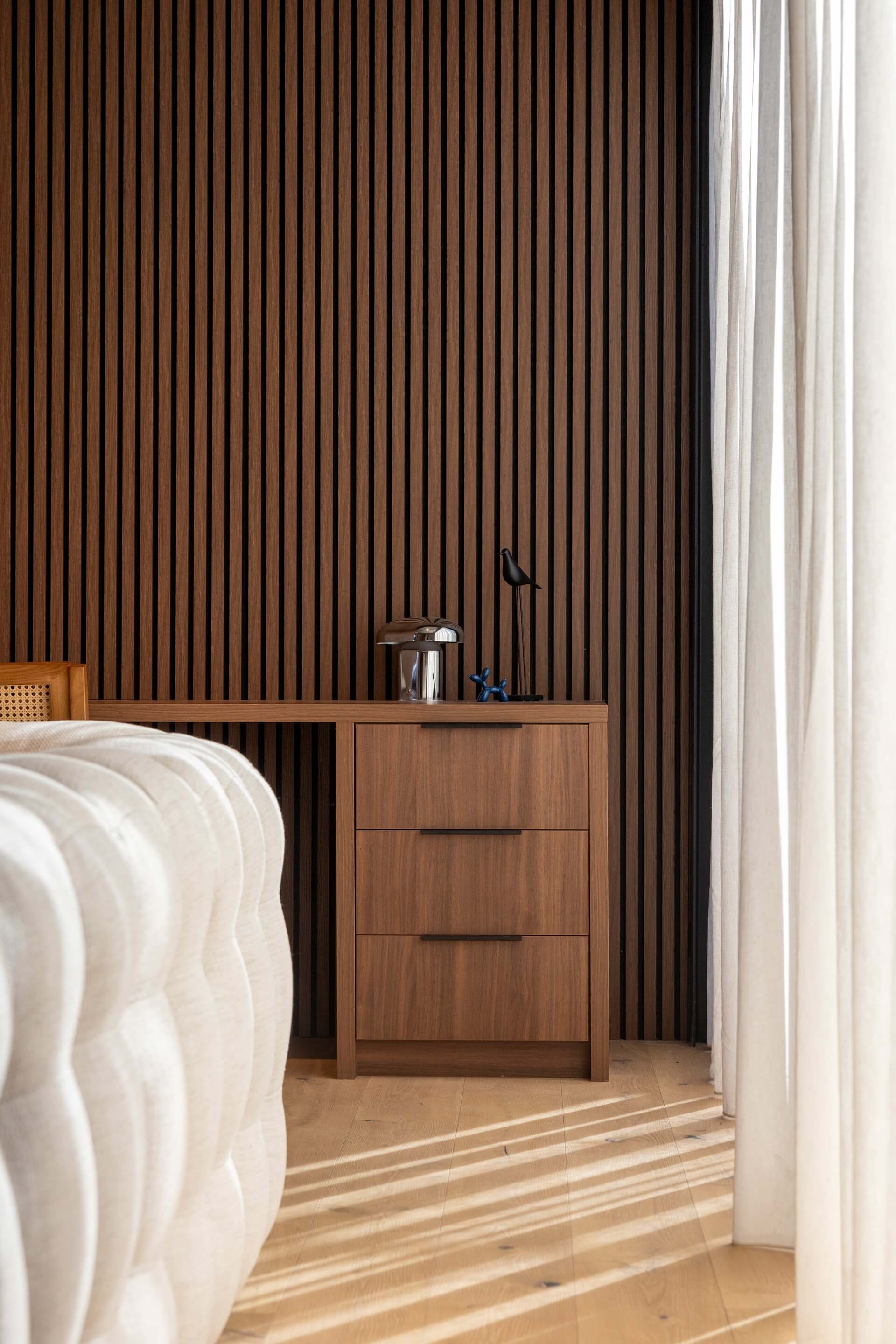 Sfeerbeeld van akoestische wandpanelen in Walnut Oak met vilt. Verkrijgbaar per paneel in de boetiek van Maatkasten Online.