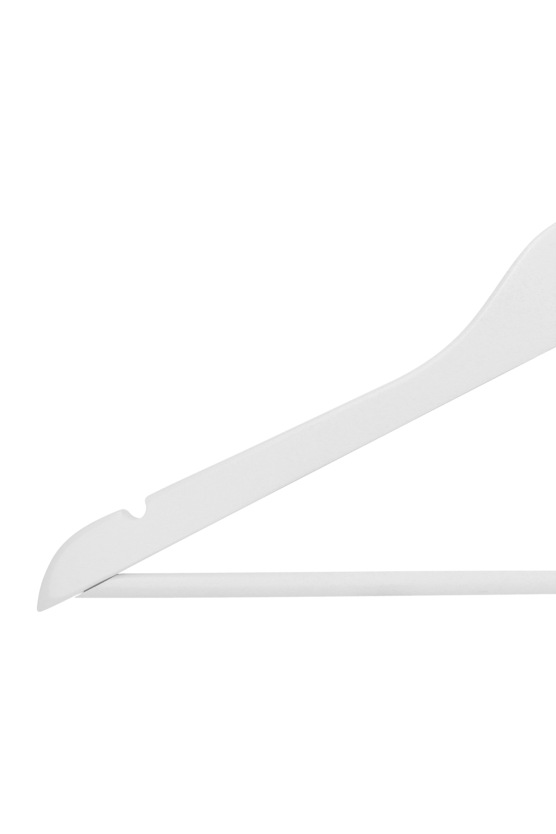 Witte kapstok in hardhout. Een detail foto van de antislip-inkeping. Op de foto is een deel van de broeklat ook zichtbaar. Uit de boetiek van Maatkasten Online.