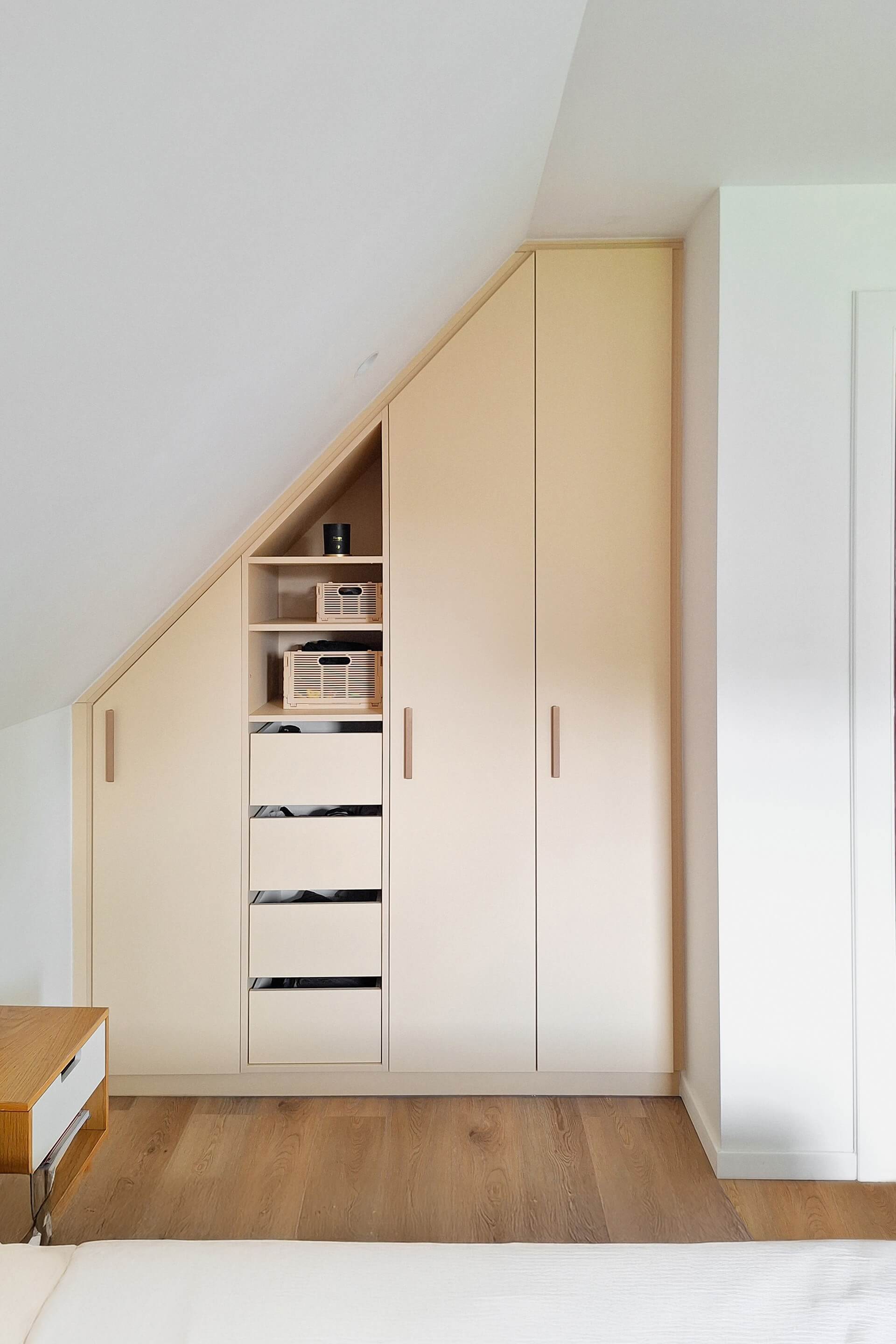 Witte op maat gemaakte schuine dressingkast met Bar handgrepen in messing