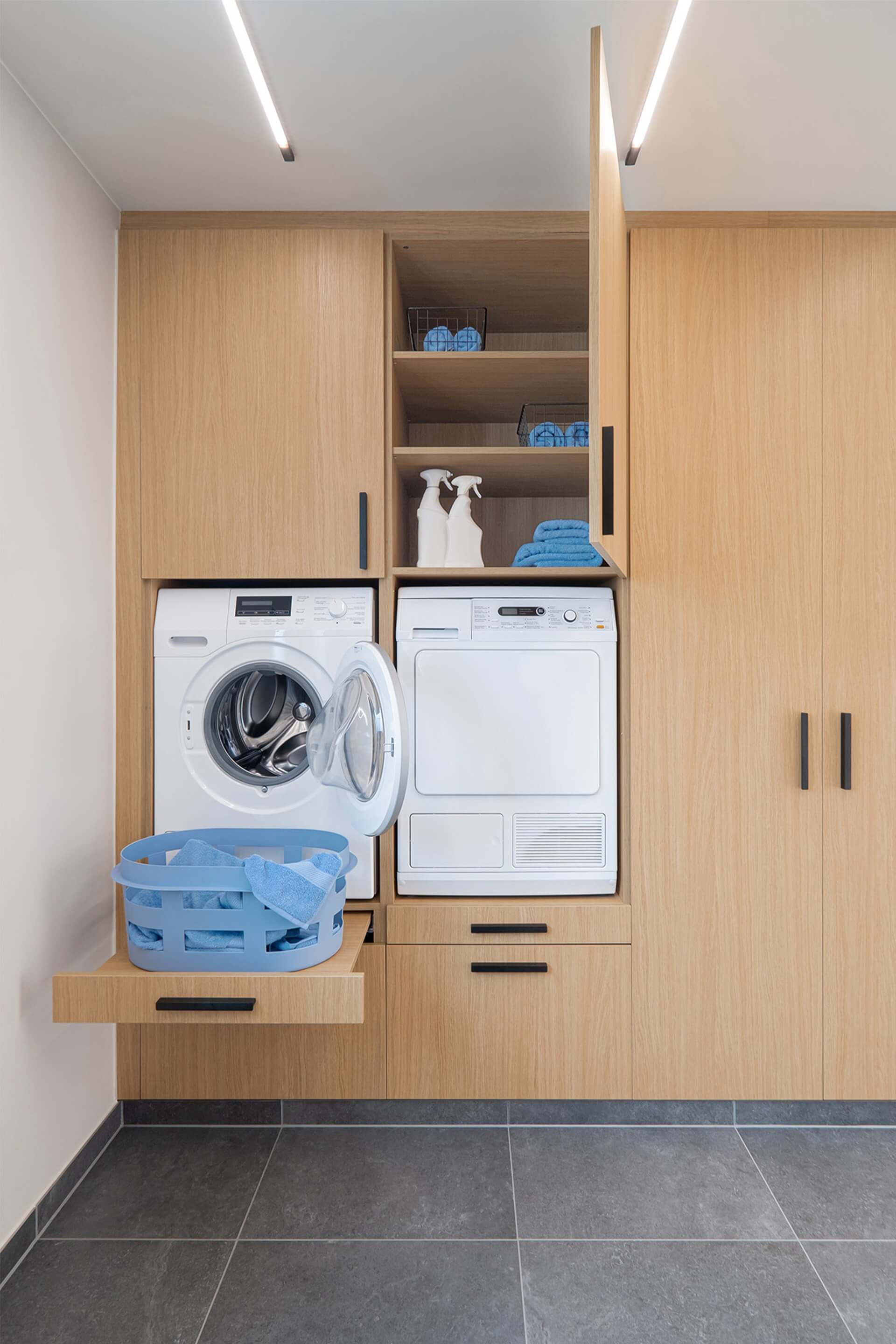 Op maat gemaakte waskast in Essential Oak Naturel met Bar handgrepen in het zwart.