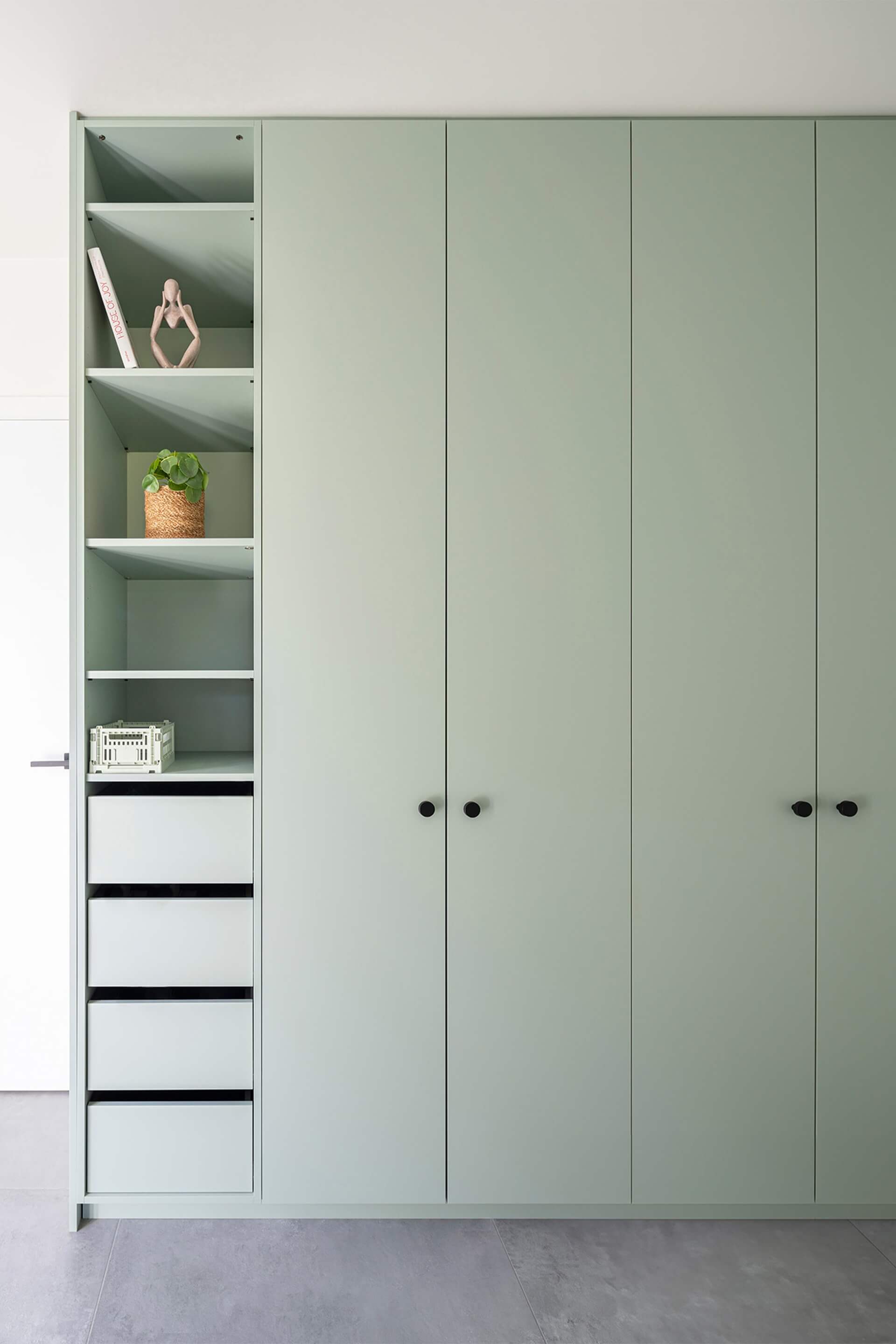 Opbergkast op maat in Industrial Green met zwarte Button handgrepen.