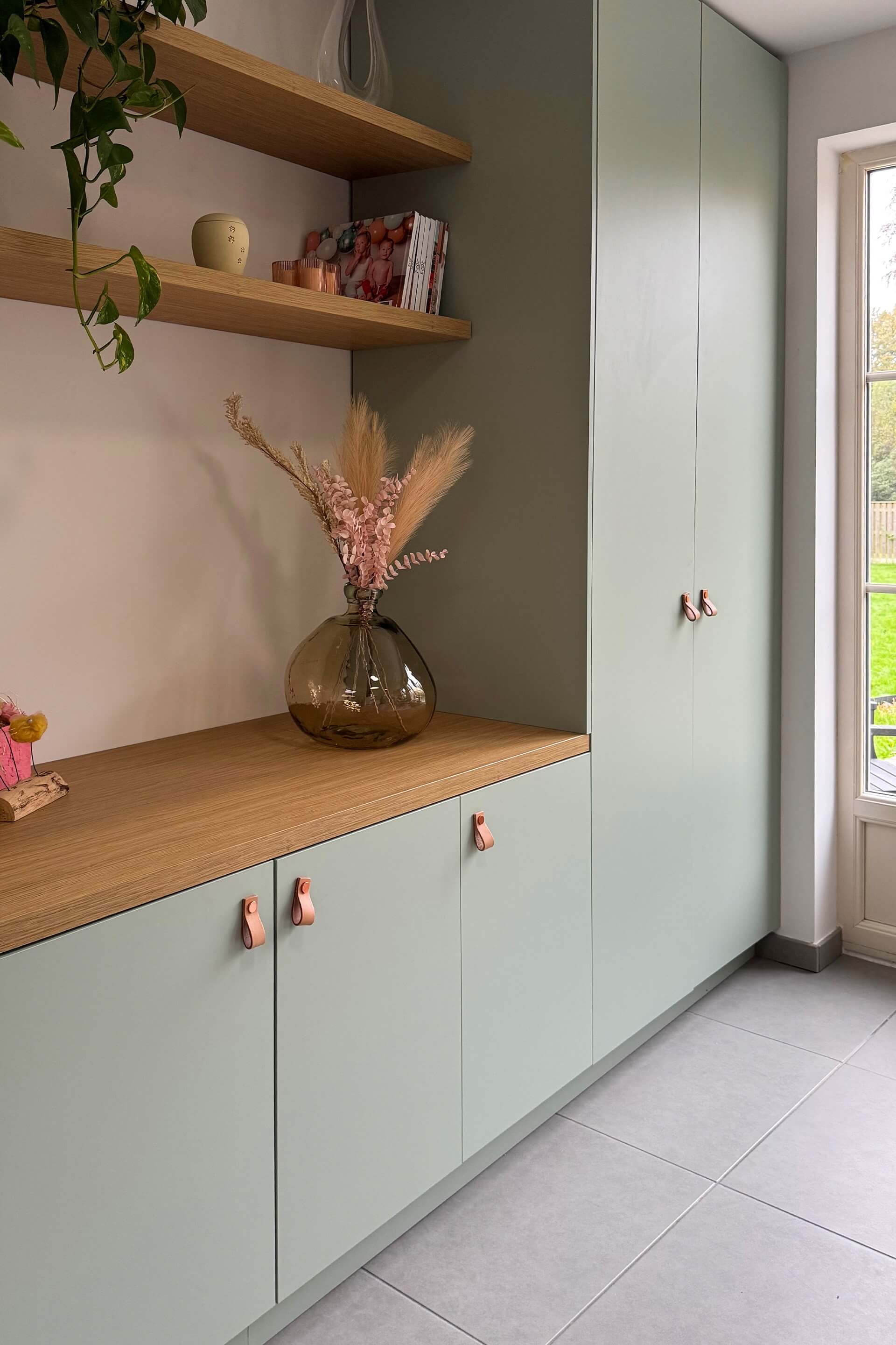 Op maat gemaakte wandkast combinatie in Industrial Green met Leather Loop handgrepen in koper.