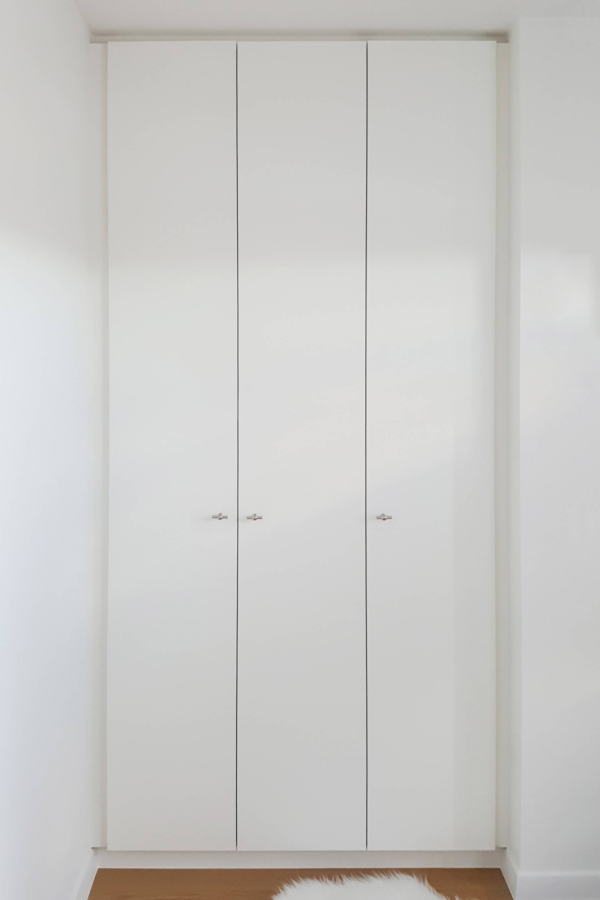 Op maat gemaakte opbergkast in Front White met T-Classic handgrepen in metallic