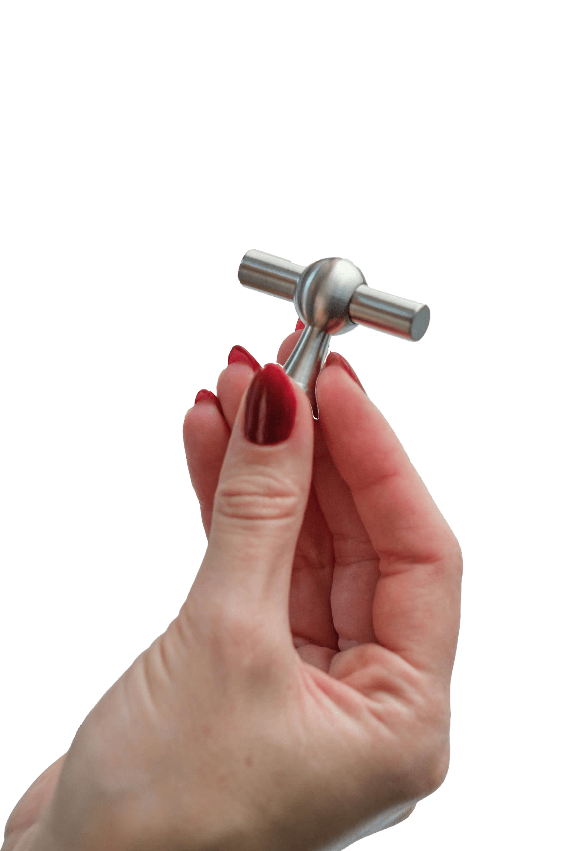 T-classic handgreep in metallic die wordt vastgehouden door iemand met rode nagellak.