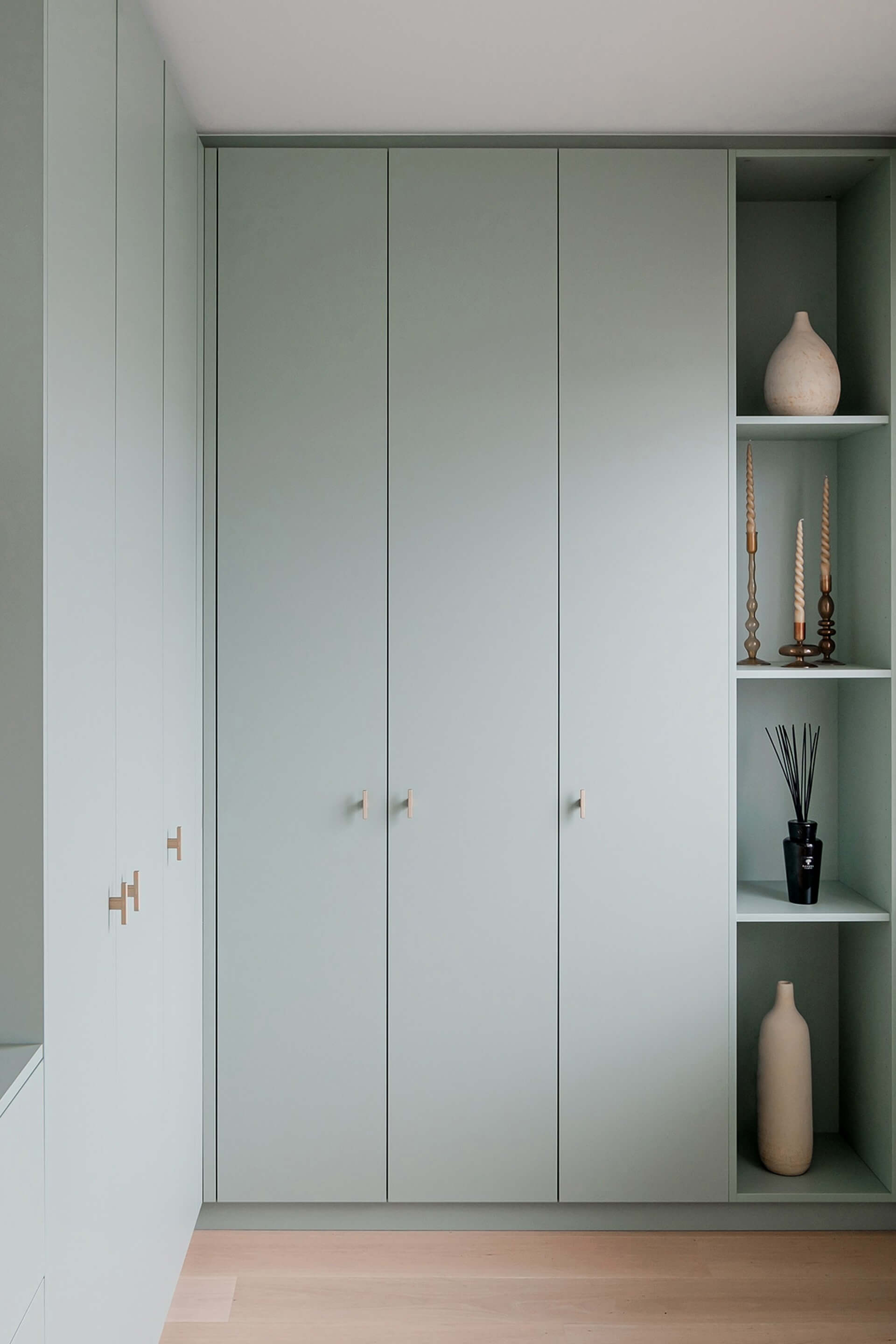 Hoekkast op maat in Industrial Green met T-Diamond messing handgrepen