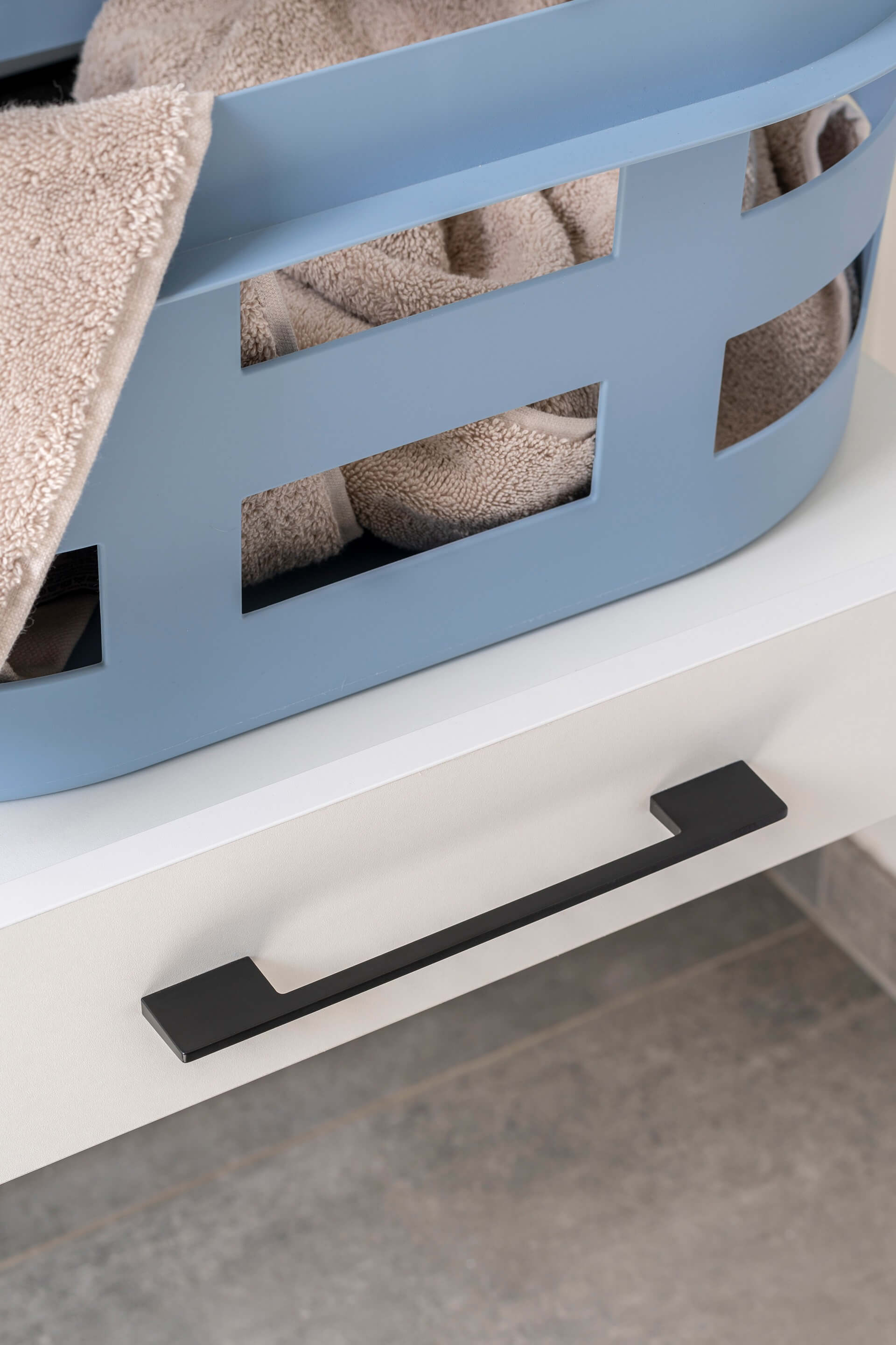 Detail shot van op maat gemaakte waskast in Front White met een Twin handgreep in zwart.