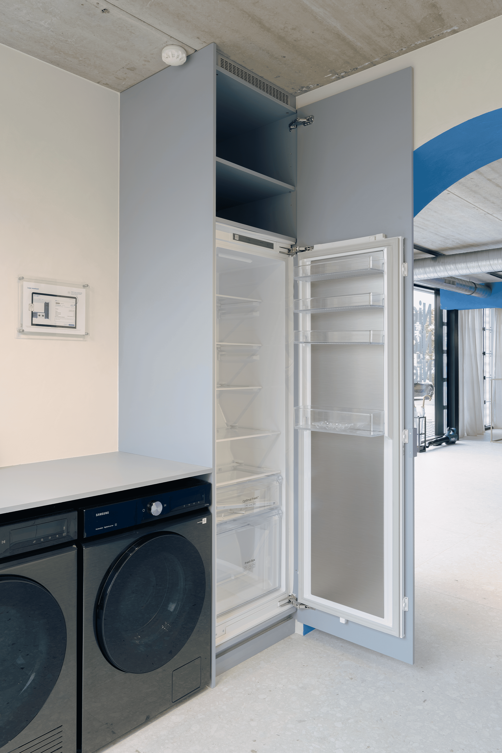 Sfeerbeeld van het aliminiumrooster in een maatkast. Het rooster heeft een modern en duurzaam ontwerp met horizontale sleuven die zorgen voor een efficiënte luchtcirculatie. Dankzij de elegante afwerking in geborsteld aluminium past het perfect in hedendaagse interieurs en meubels. Ideaal voor gebruik in kasten, wanden of andere toepassingen waar ventilatie nodig is met een stijlvolle uitstraling.